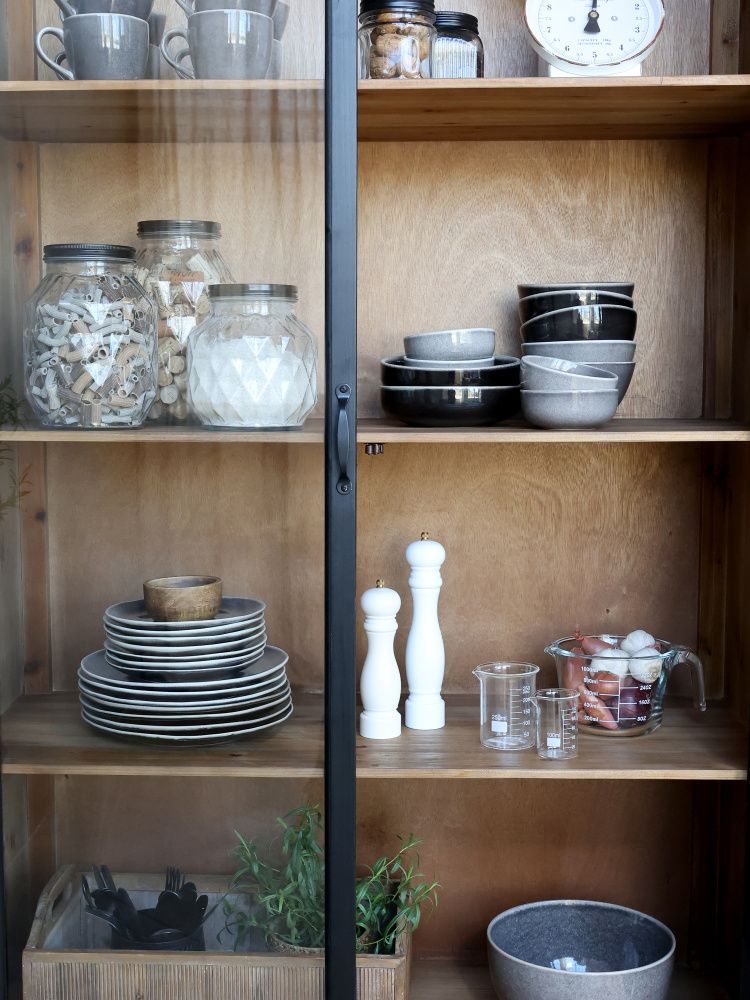 Vitrineskap med glassdører og hyller fra Chic Antique 40043324